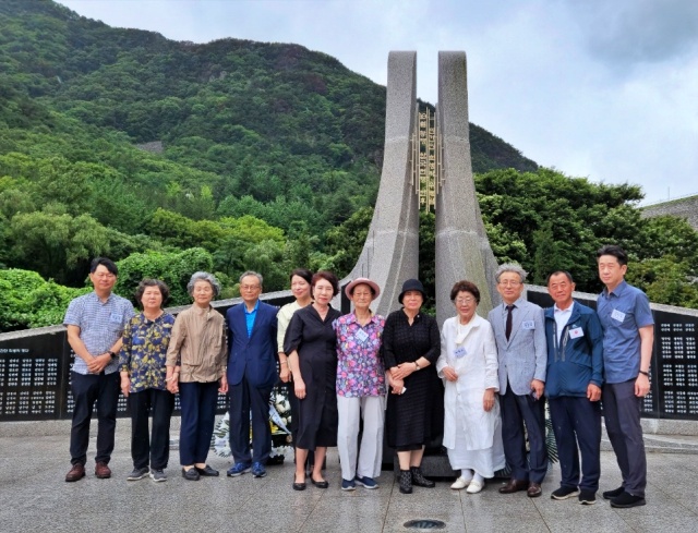 ▲10월항쟁위령탑...채영희 이사장, 김광동 위원장, 이용수 할머니 등이 만났다.(2023.7.14) / 사진.10월항쟁유족회