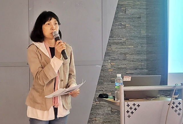 일제강제동원 피해자들의 집단소송을 지원한 일본 시민단체 '후지코시 강제연행 강제노동 소송 지원 호쿠리쿠 연락회'의 나카가와 미유키 사무국장이 대구에서 특별 강연 중이다.(2023.7.18) / 사진.평화뉴스 정준민 수습기자