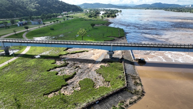 구미보 둔치에 홍수로 잔디들이 뜯겨나가 움푹 패인 모습(2023.7.19) / 사진. 대구환경운동연합