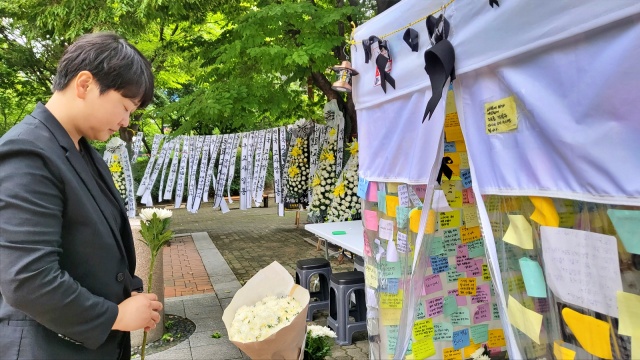 이보미 대구교사노조 위원장이 헌화 중이다.(2023.7.24) / 사진.평화뉴스 김영화 기자