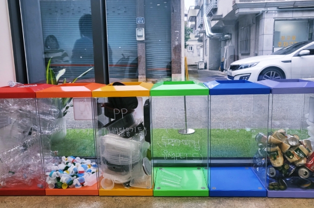 PE, PP, PS...플라스틱이 재질별로 분류돼 수거함에 담겨있는 모습(2023.7.26) / 사진. 평화뉴스 정준민 기자