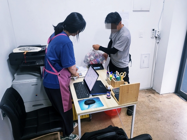 수성구 주민 A씨가 부탄가스 용기 무게를 저울에 대고 있다.(2023.7.26) / 사진. 평화뉴스 정준민 기자