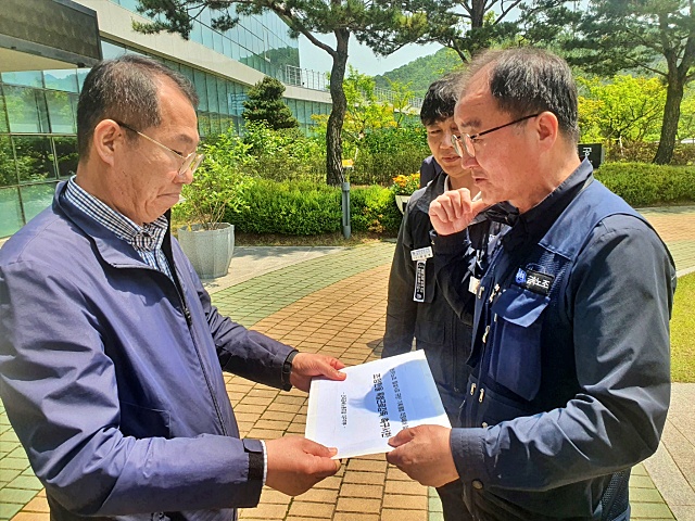 대구노동청 서부지청에 '특별근로감독 촉구 서한'을 전하는 금속노조(2023.5.8) / 사진.평화뉴스 정준민 기자