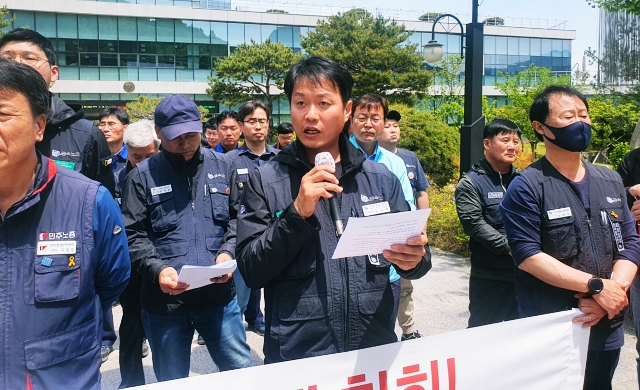 손기백 금속노조 조양한울분회장이 조양 A대표이사를 규탄하고 있다.(2023.5.8) / 사진. 평화뉴스 정준민 기자