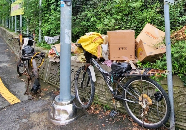 급경사지 바로 아래 비탈면에 놓인 자전거들과 나뒹구는 쓰레기들(2023.8.28) / 사진.평화뉴스 김영화 기자