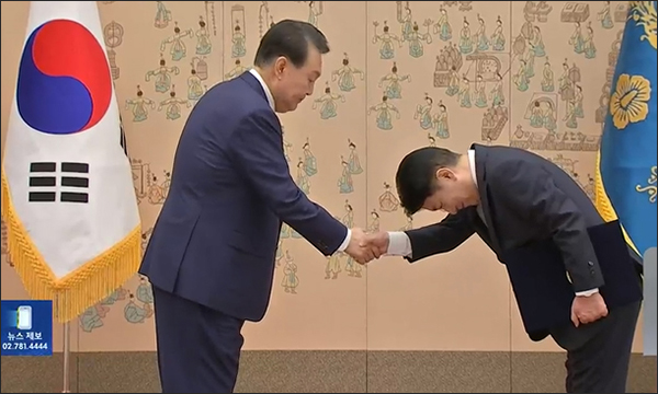 사진 출처. KBS뉴스 <윤 대통령, 이동관 방통위원장 임명 재가>(2023.08.25) 방송 캡처