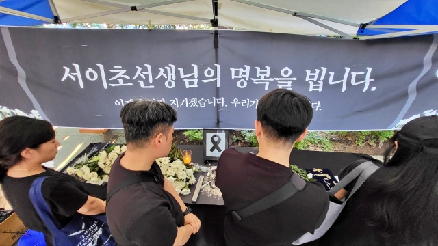 "서이초 선생님의 명복을 빕니다"...대구 49재 분향소 헌화(2023.9.4) / 사진.평화뉴스 김영화 기자