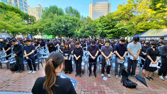 서이초 49재 '9.4공교육 멈춤의 날' 묵념하는 교사들(2023.9.4) / 사진.평화뉴스 김영화 기자