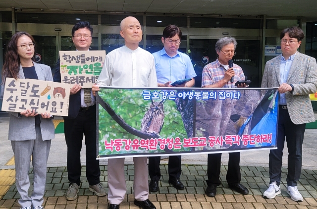 (왼쪽부터) 이유정.김도현 변호사, 정제영 영남자연생태보존회 부회장, 강수영 변호사, 박호석 금호강공대위 대표, 김무락 변호사 (2023.9.15) / 사진. 평화뉴스 정준민 기자