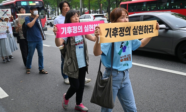 시민들이 9.23 기후정의행진 티셔츠를 입고 행진하고 있다. (2023.9.20) / 사진. 평화뉴스 정준민 기자