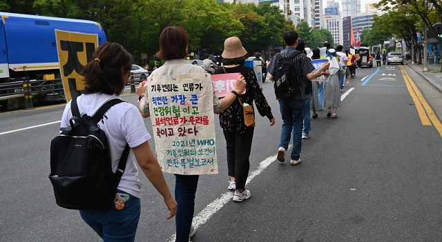 "기후변화는 인류가 직면한 가장 큰 건강위협"이라고 적힌 피켓(2023.9.20) / 사진.평화뉴스 정준민 기자