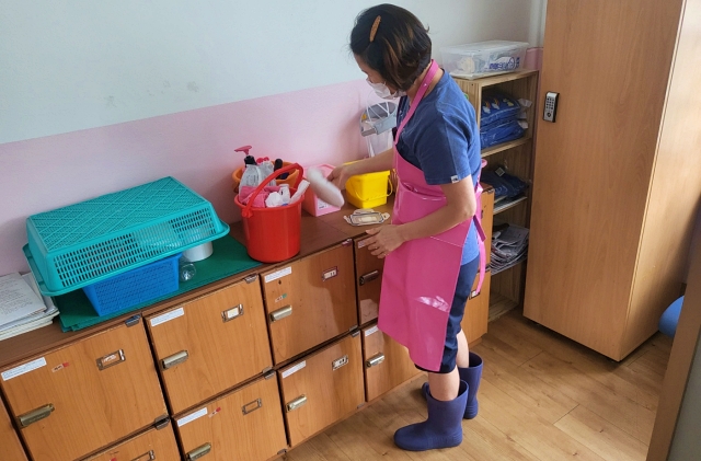 대구 북구 한 초등학교에서 근무하는 A환경미화원이 청소 도구를 챙기고 있다. (2023.9.25) / 사진. 평화뉴스 정준민 기자