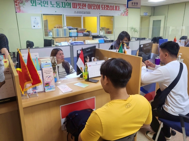 인도네시아에서 온 외국인노동자 쥬쥬(28)씨가 상담을 받고 있다. (2023.10.4) / 사진. 평화뉴스 정준민 기자