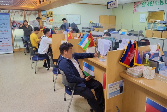대구외국인노동자지원센터를 방문한 상담받는 이주노동자(2023.10.4) / 사진. 평화뉴스 정준민 기자