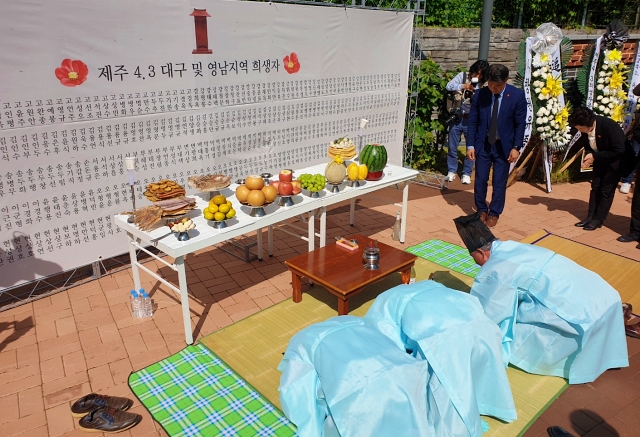 10월항쟁 유족들이 제주 4.3 대구·영남지역 희생자들을 위한 제사를 올리고 있다. (2023.10.6) / 사진. 평화뉴스 정준민 기자