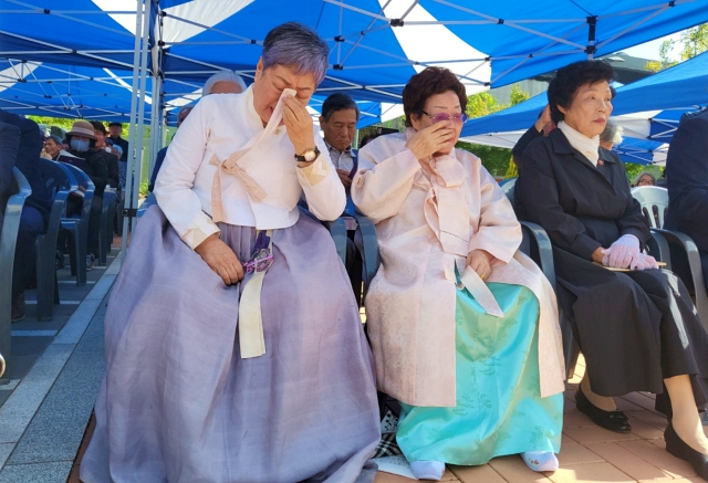채영희 이사장이 한복 고름으로 눈물을 닦는 모습 (2023.10.6) / 사진. 평화뉴스 정준민 기자