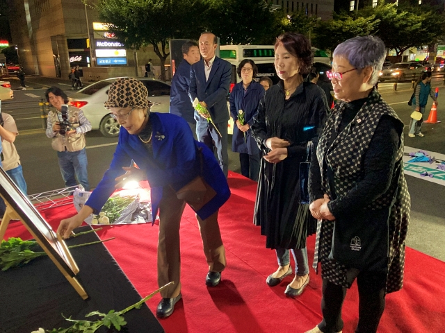 10월항쟁 유족들이 헌화하고 있다. (2023.10.6) / 사진. 평화뉴스 정준민 기자