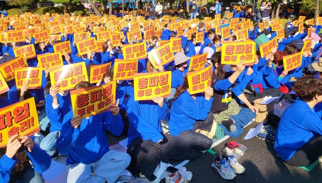 "총파업 투쟁 승리"...경북대학교병원 노동자들의 피켓팅 (2023.10.11) / 사진. 평화뉴스 정준민 기자