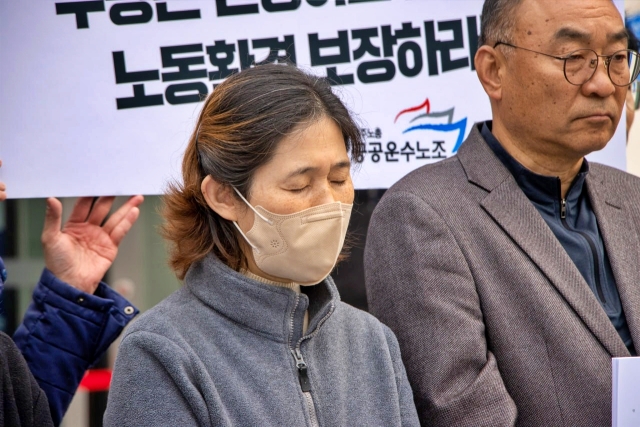 고 장덕준씨의 어머니 박미숙씨가 서울 쿠팡 본사 앞에서 눈을 감고 있다.(2023.3.28)/ 사진.유족 제공