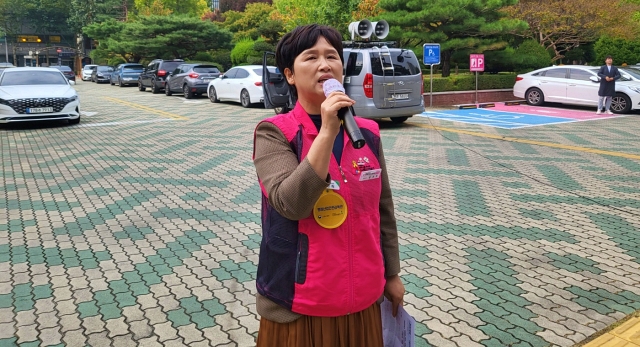 정경희 학비노조 대구지부장이 강 교육감을 규탄하고 있다.(2023.10.19) / 사진.평화뉴스 정준민 기자