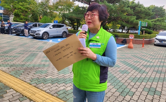 김윤순 전국교육공무직본부 대구지부장이 산업안전보건위 개최를 촉구했다.(2023.10.19) / 사진.평화뉴스 정준민 기자