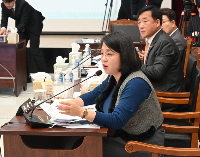 용혜인 기본소득당 의원이 대구시 국정감사에서 홍준표 시장에게 질의를 하고 있다.(2023.10.23) / 사진.평화뉴스 정준민 기자