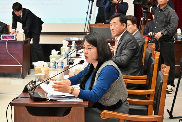 용혜인 국회의원이 국정감사에서 홍준표 시장에게 질문하고 있다.(2023.10.23) / 사진.평화뉴스 정준민 기자