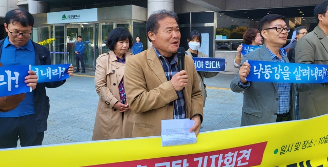 곽상수 낙동강네트워크 공동대표가 대책 마련을 촉구하고 있다. (2023.10.31) / 사진. 평화뉴스 정준민 기자