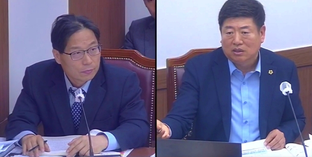 (왼쪽부터)서귀용 대구시 청소년과장, 김재용 대구시의원(2023.11.7) / 사진. 대구시의회