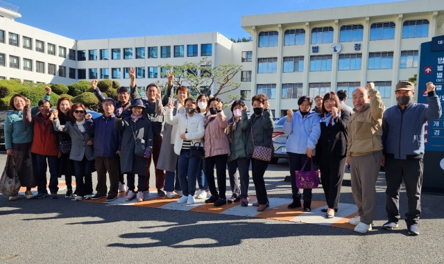 '영주 납 폐기물 공장 취소 소송' 승소 이후 기뻐하는 영주 주민들(2023.11.8.대구지법 앞) / 사진.주민대책위