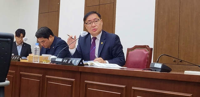 김대현 대구시의원이 대구시 자치경찰위원회 행정사무감사에서 설용숙 위원장에게 질의하고 있다. (2023.11.8.) / 사진. 평화뉴스 정준민 기자