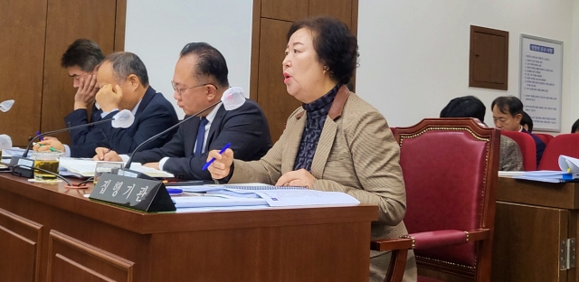 설용숙 대구시 자치경찰위원장이 질의에 답변하고 있다. (2023.11.8.) / 사진. 평화뉴스 정준민 기자