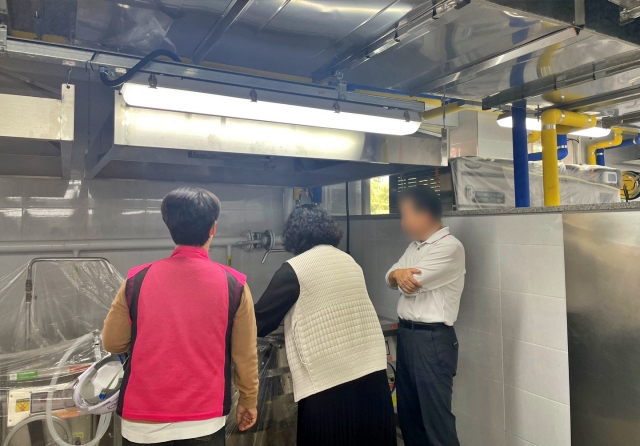 후드 팬 역회전으로 요리 연기들이 밖으로 빠져나가지 못했다.(2023.11) / 사진.전국학교비정규직노조 대구지부