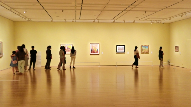 '이건희 컬렉션 웰컴홈' 이인성 화가 작품을 보는 관람객들(2021.7.11) /사진.평화뉴스 김영화 기자