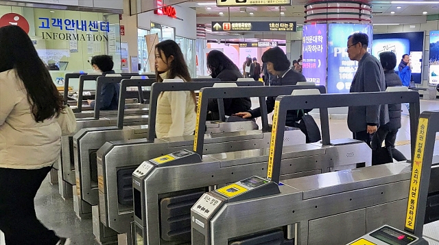 대구지하철 2호선 반월당역에서 교통카드를 찍는 시민들(2023.11.16) / 사진.평화뉴스 김영화 기자