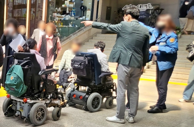 휠체어를 탄 장애인 학생들이 대구 한 공공기관 계단 앞에 멈춰섰다.(2023.4.27) / 사진.평화뉴스 김영화 기자