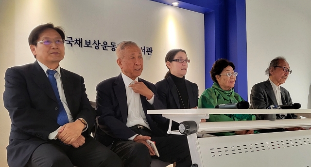 백태웅, 김영호, 알렉시스 더든 교수, 이용수 할머니, 와다 하루키 교수(2023.12.16) / 사진.평화뉴스 김영화 기자