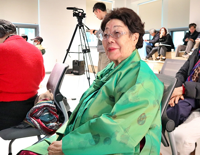 일본군 '위안부' 피해생존자인 이용수 할머니가 세미나에 참석했다.(2023.12.16) / 사진.평화뉴스 김영화 기자