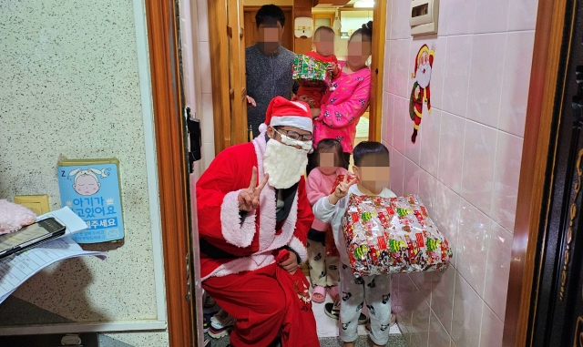 내복 차림으로 뛰쳐나와 산타의 선물을 받은 어린이들(2023.12.22) / 사진. 평화뉴스 정준민 기자
