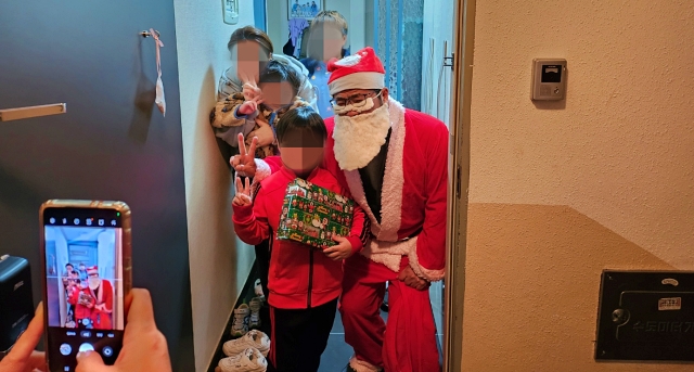 산타가 어린이들과 기념 사진을 찍고 있다.(2023.12.22) / 사진.평화뉴스 정준민 기자