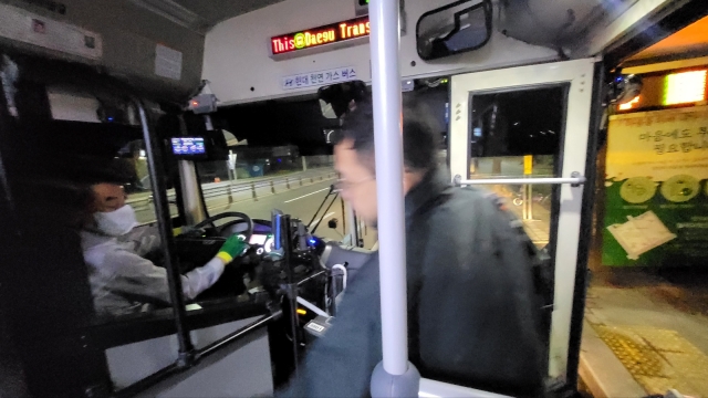 새해 첫날 첫 손님이 600번 버스에 탔다.(2024.1.1) / 사진.평화뉴스 김영화 기자