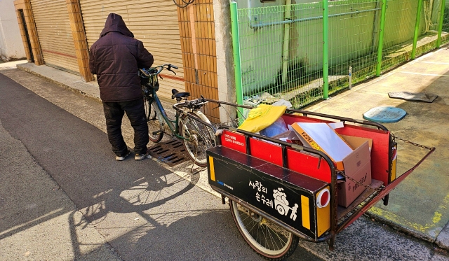 김모 할아버지가 폐지를 주워 리어카에 실은 뒤 자전거를 끌고 있다.(2024.1.5) / 사진. 평화뉴스 정준민 기자
