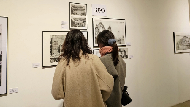 시민들이 일제강점기의 대구를 찍은 사진을 관람하고 있다. (2024.1.18. '사진으로 보는 중구 100년') / 사진. 평화뉴스 정준민 기자