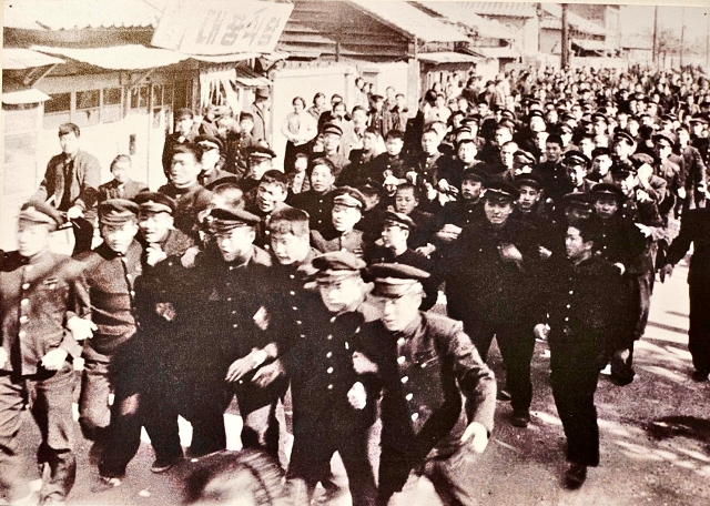 1960년 2월 28일 경북고생들이 중앙로에서 경북도청으로 진입하며 시위하는 모습 / '사진으로 보는 중구 100년' 사진전