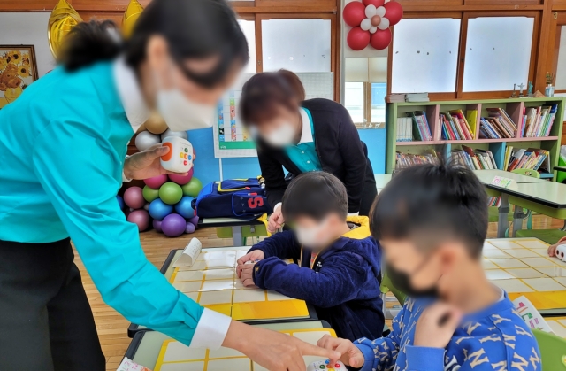대구 서구 A초등학교 '늘봄학교' 교사들과 학생들이 교육 프로그램 활동 중이다.(2023.3.13) / 사진.대구교육청