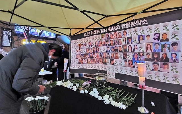 '이태원 참사 희생자 대구 분향소' 헌화하는 시민(2022.12.16) / 사진.평화뉴스 김영화 기자