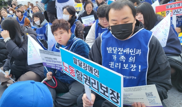 "발달장애인 권리 보장" 피켓팅(2023.11.23.대구시청 동인청사 주차장) / 사진.평화뉴스 김영화 기자