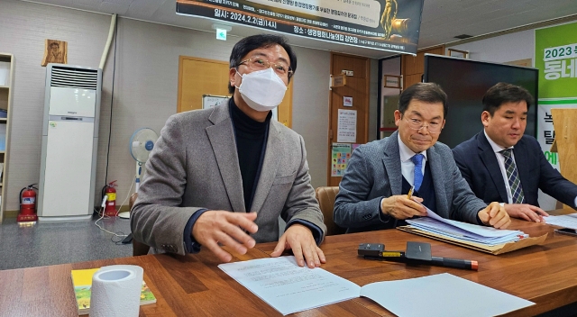 백수범 변호사가 헌법소원 청구 취지에 대해 설명하고 있다. (2024.2.2) / 사진. 평화뉴스 정준민 기자