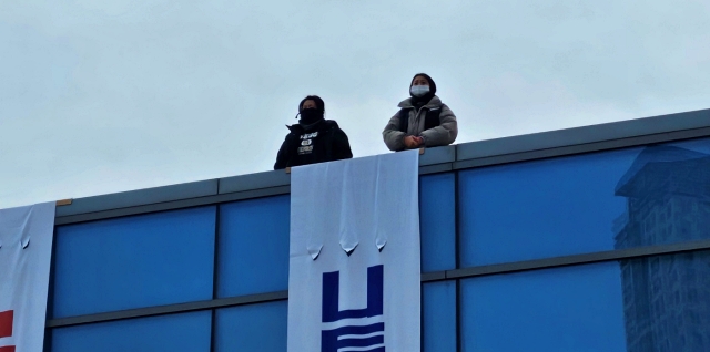 경북 구미 한국옵티칼하이테크 공장 옥상에서 고공농성 중인 해고자 2명 (2024.1.9) / 사진. 평화뉴스 정준민 기자