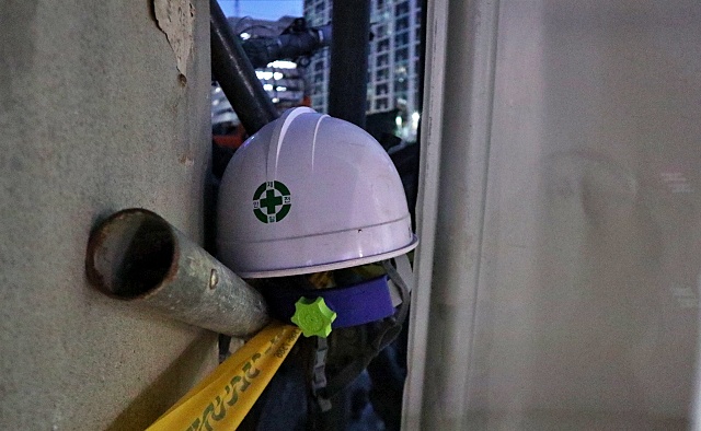 대구 중구 아파트 공사 현장 철골 구조물에 사이에 놓인 노동자의 안전모 / 사진.평화뉴스 김영화 기자